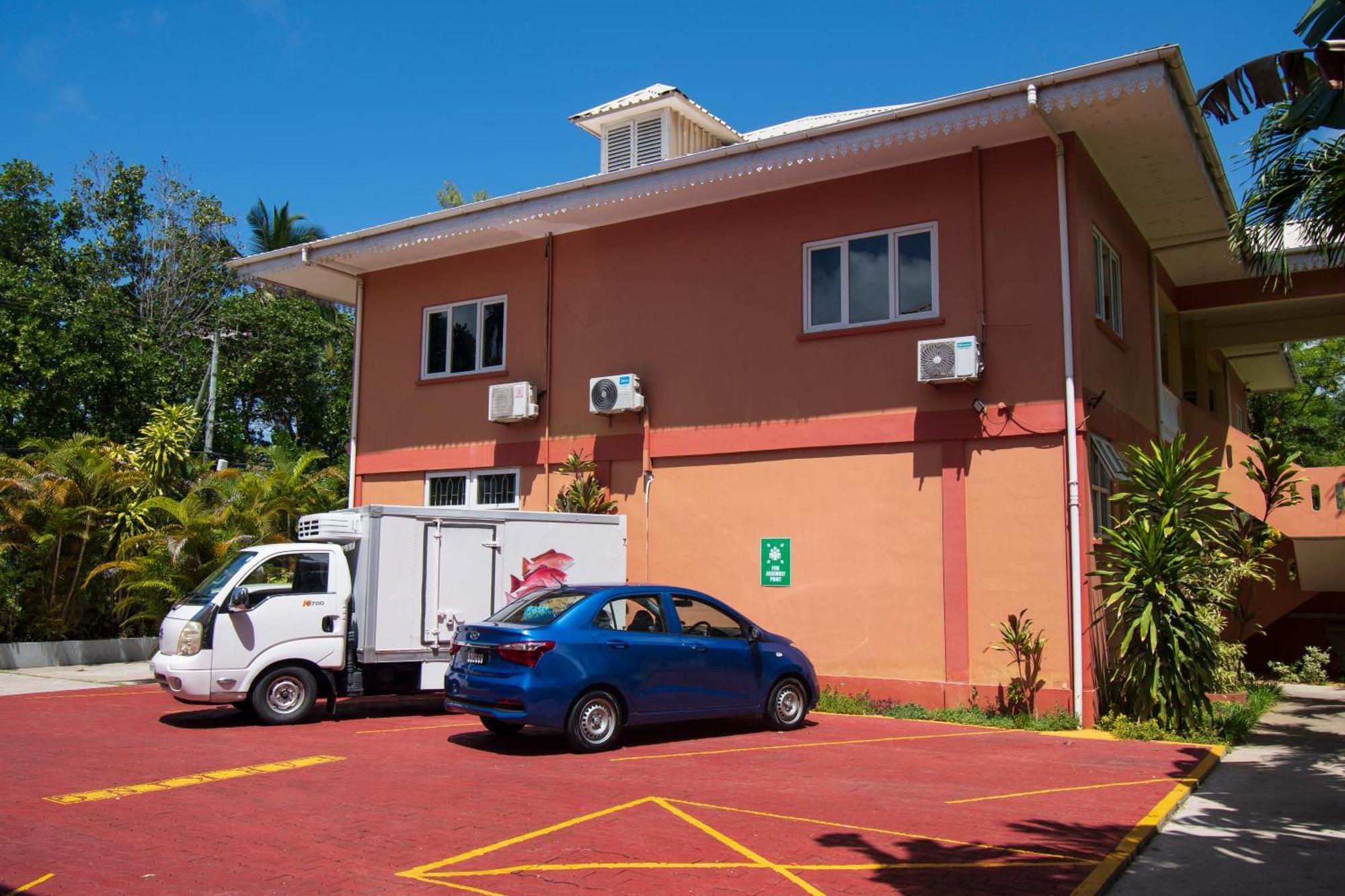 Reef Holiday Apartments Anse aux Pins Exterior foto